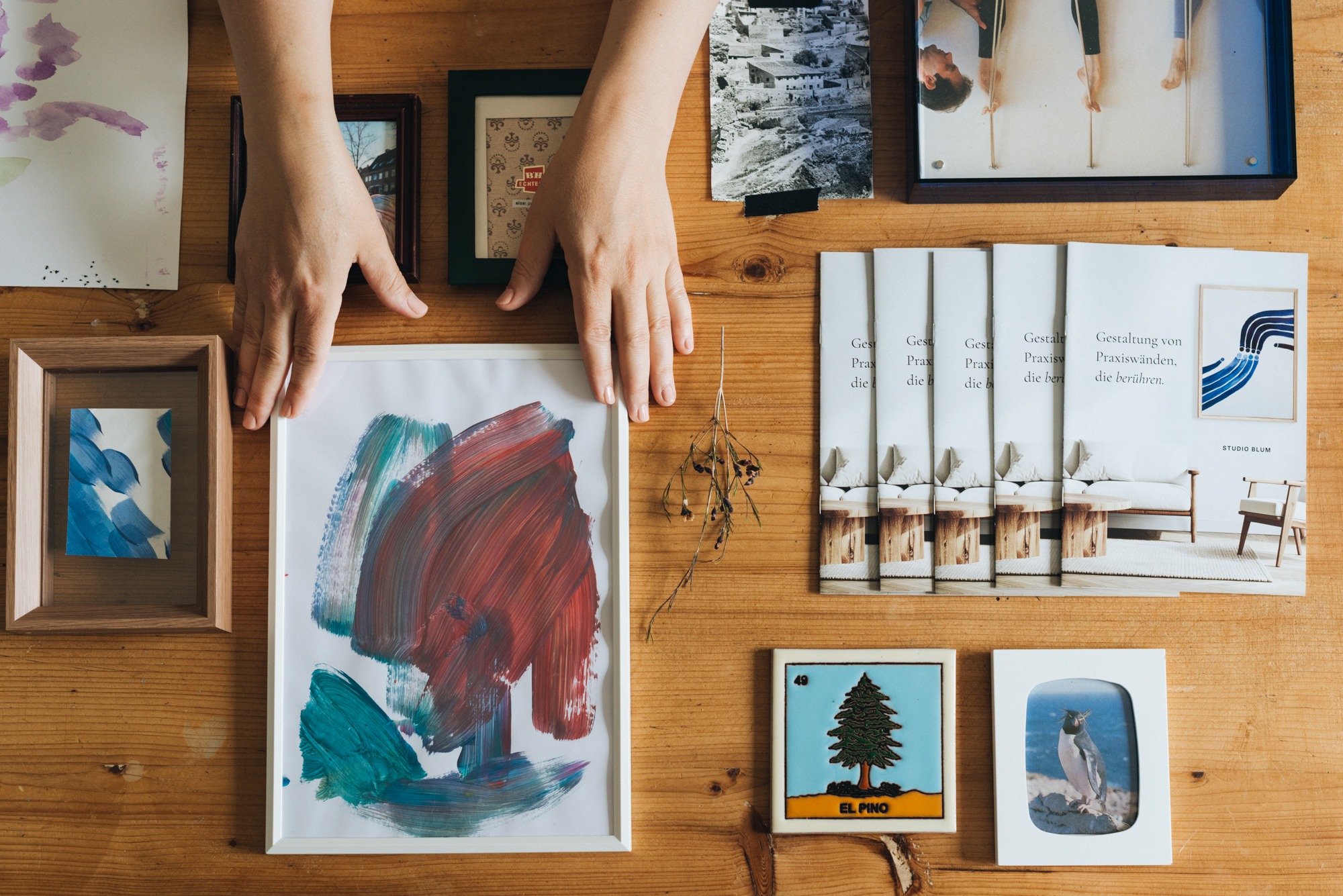 Bilder, Materialien und Arbeiten von Studio Blum auf einem Holztisch